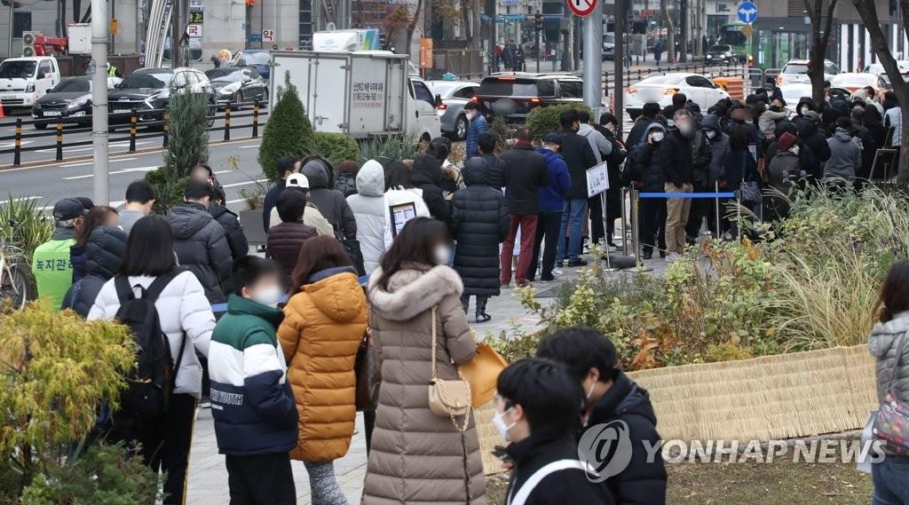 Des personnes font la queue pour subir un test de dépistage pour le nouveau coronavirus (Covid-19) devant le centre médical public de Songpa, dans le sud-est de Séoul, le lundi 29 novembre 2021. 