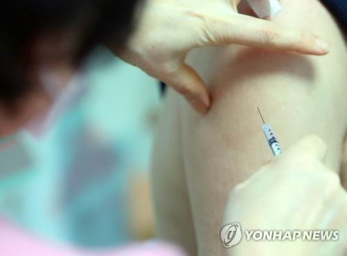 Un citoyen se fait vacciner contre le nouveau coronavirus (Covid-19) le mercredi 8 décembre 2021. 