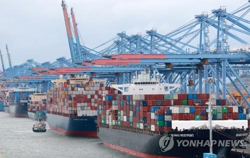 Des bateaux transportant des conteneurs dans un port à Busan le mercredi 1er septembre 2021.