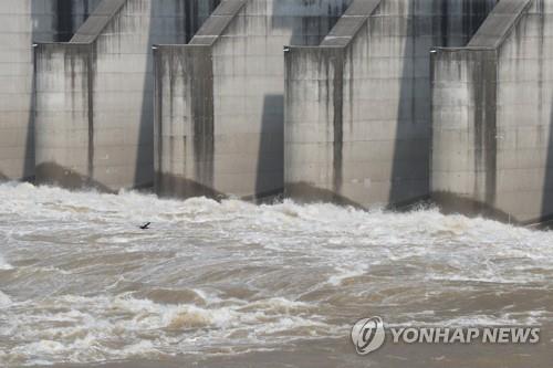 Le barrage Gunnam à Yeoncheon, dans la province du Gyeonggi, décharge des eaux de la partie supérieure de la rivière Imjin le mardi 5 juillet 2022. 