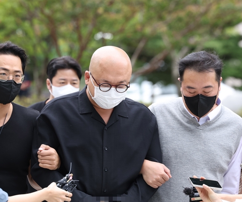 Don Spike, un compositeur de K-pop et une vedette de la télévision, comparaît le mercredi 28 septembre 2022 devant la Cour du district Nord de Séoul pour une audience en vue de décider de l'émission ou non d'un mandat d'arrêt à son encontre.