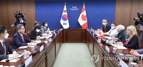 Le ministre des Affaires étrangères, Park Jin (2e en partant de la gauche), s'entretient avec son homologue canadienne, Mélanie Joly (droite), à Séoul le 14 octobre 2022.
