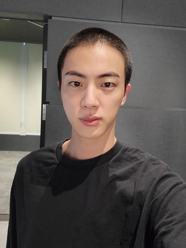 Image capturée du compte de la communauté de fans Weverse. Revente et archivage interdits)