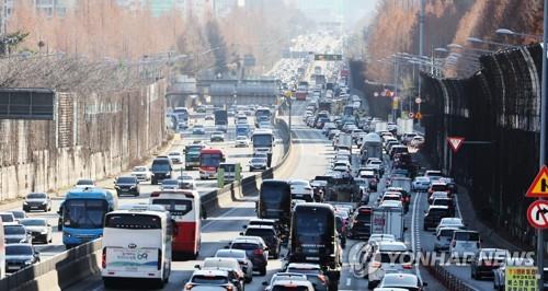 Les voitures roulent au ralenti au niveau de la sortie de Jamwon à Séoul sur l'autoroute Gyeongbu reliant Séoul à Busan, le samedi 21 janvier 2023, le jour du début de la fête du Nouvel An lunaire.