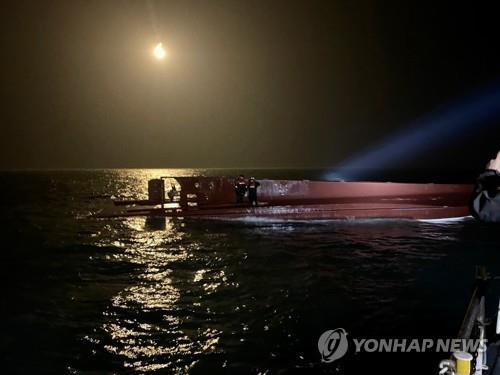 Photo fournie par les Garde-côtes de Mokpo le 5 février 2023 montrant un bateau de pêche ayant chaviré au large de la côte sud-ouest de la Corée du Sud. (Archivage et revente interdits)