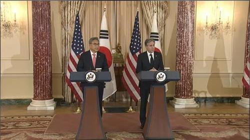 Le ministre des Affaires étrangères Park Jin (à gauche) et le secrétaire d'Etat américain Antony Blinken tiennent une conférence de presse conjointe après des entretiens bilatéraux au département d'Etat à Washington, le 3 février 2023. (Archivage et revente interdits)