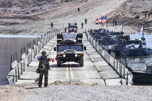 Les armées de terre sud-coréenne et américaine mènent un exercice à la rivière Imjin