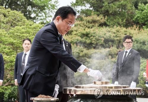 (LEAD) Le Premier ministre japonais à Séoul pour un sommet avec Yoon