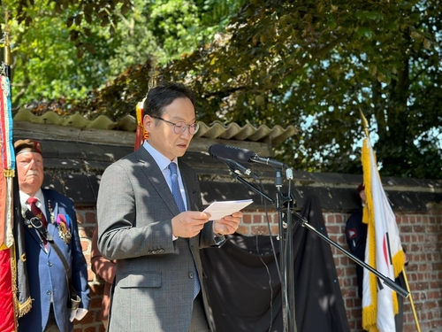 Kim Hak-jae, chef adjoint de la mission sud-coréenne en Belgique, prononce le 26 mai 2023 un discours lors d'une cérémonie de dévoilement de la plaque commémorant Frans Rottiers, le premier soldat belge tué pendant la guerre de Corée (1950-1953). (Revente et archivage interdits) 