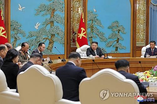 Le Nord tient une réunion du Politburo afin de revenir sur le sommet Kim-Poutine