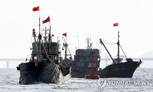 黄海上の軍事境界線にあたる北方限界線（ＮＬＬ）近くで違法操業を行い、拿捕された中国漁船２隻＝１２日、仁川（聯合ニュース）