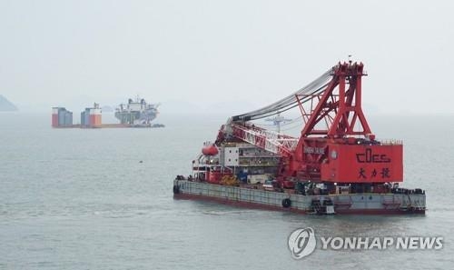 セウォル号　海底から１メートル引き揚げ＝韓国