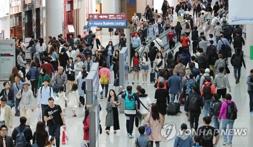 海外旅行に出かける韓国人らで混み合う仁川空港（資料写真）＝（聯合ニュース）