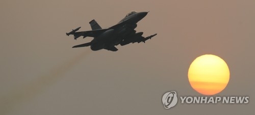 ７日、光州の基地で離陸する戦闘機Ｆ１６＝（聯合ニュース）