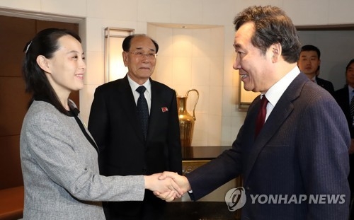 昼食会で握手を交わす李首相（手前右）と金与正氏。間にいるのは金永南氏＝１１日、ソウル（聯合ニュース）