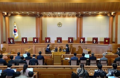 昨年３月１０日、憲法裁が朴氏の大統領罷免を決めた＝１０日、ソ（聯合ニュース）