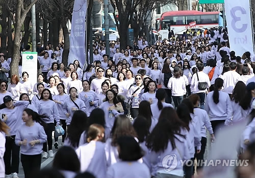 １７日にソウル市内で行われたマラソンの様子＝（聯合ニュース）