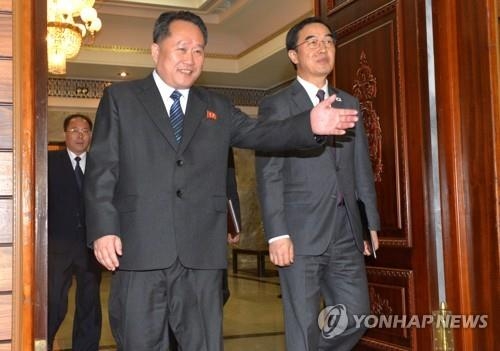 韓国の趙長官（右）と北朝鮮の李委員長＝（聯合ニュース）