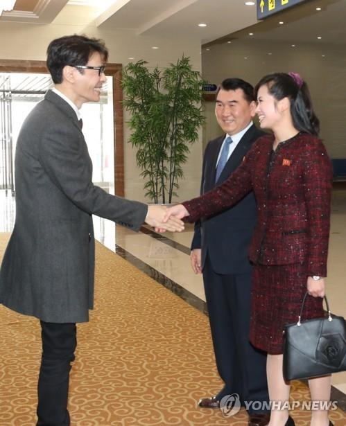 平壌公演の音楽監督を務める韓国の歌手ユン・サン氏と握手を交わす北朝鮮の玄氏＝（聯合ニュース）