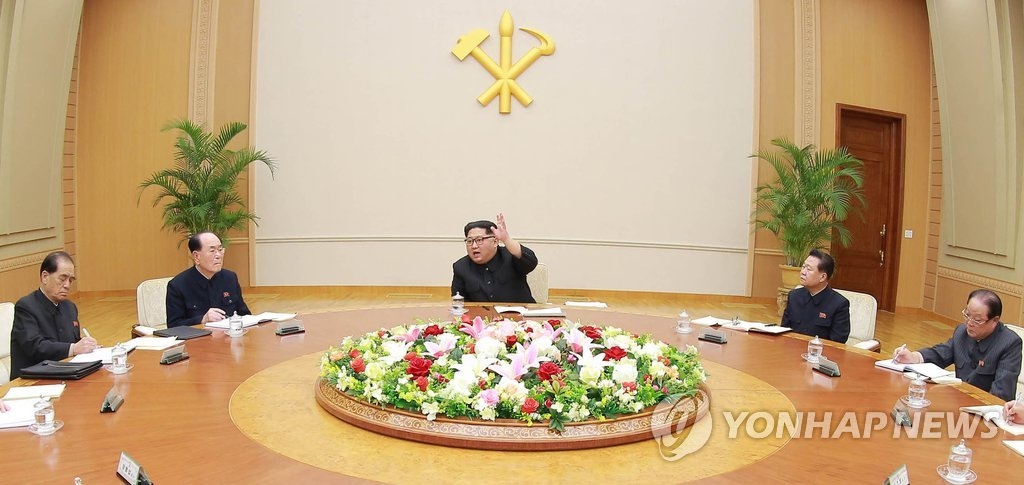 政治局会議に出席した金正恩委員長（中央）＝１０日、ソウル（朝鮮中央通信＝聯合ニュース）