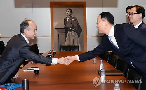 握手を交わす白氏（右）と孫氏（同部提供）＝８日、東京（聯合ニュース）