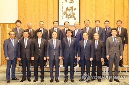 安倍首相と記念撮影する韓国経済人＝１４日、東京（聯合ニュース）