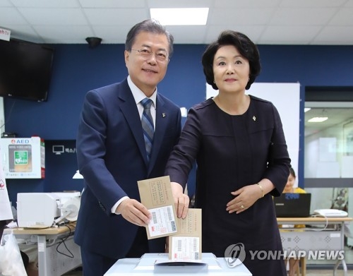 ［写真］韓国統一地方選　文大統領が期日前投票
