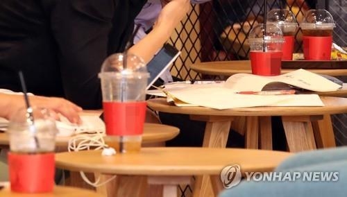 ソウル市内のカフェ。使い捨てのプラスチック製コップやストローが使われている（資料写真）＝（聯合ニュース）