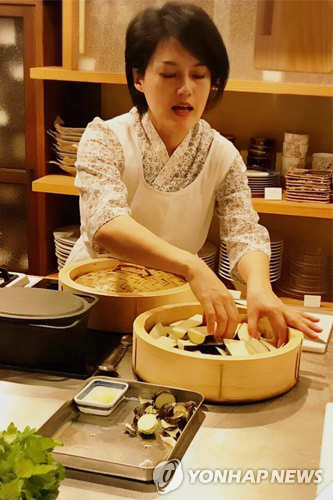 自宅で韓国料理の授業を行う森川さん（提供写真）＝（聯合ニュース）