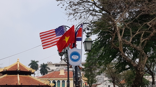 首脳会談へムード高まる　ハノイ沿道に米朝とベトナムの国旗