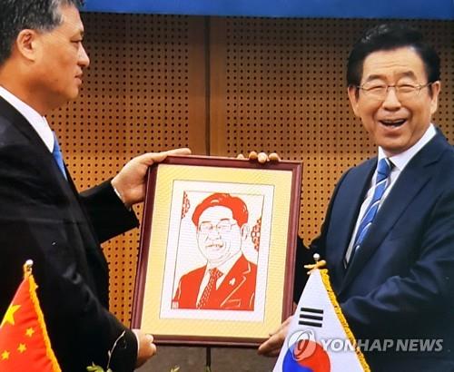中国広東省がソウル市長に京畿道知事の肖像画　謝罪して回収