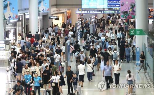 旅行客で混雑する仁川国際空港（資料写真）＝（聯合ニュース）