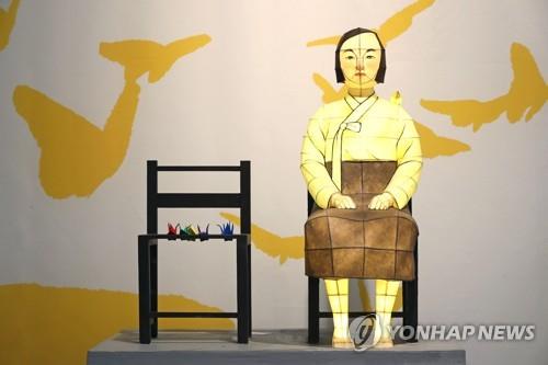 韓紙（韓国の伝統紙）で作られた旧日本軍の慰安婦被害者を象徴する「平和の少女像」。ソウルで８日から開催中の展示会で展示されている＝（聯合ニュース）