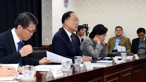 関係閣僚会議で発言する洪楠基副首相（企画財政部提供）＝（聯合ニュース）≪転載・転用禁止≫