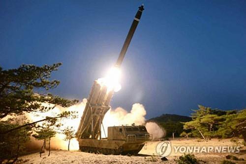 北朝鮮　「６連装大型ロケット砲」発射場面を初公開＝近く実戦配備か