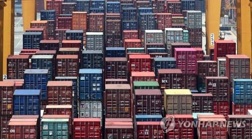 港に積み上がる輸出用のコンテナ（資料写真）＝（聯合ニュース）