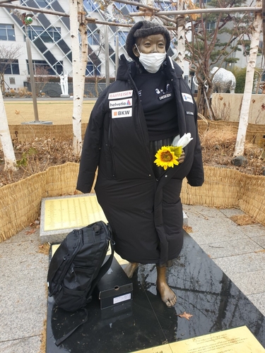 韓国・ソウルの少女像に日本メーカーのコート　市民団体が名誉毀損で告発