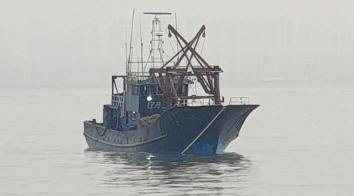 違法操業の中国漁船（中部地方海洋警察庁西海５島特別警備団提供）=（聯合ニュース）≪転載・転用禁止≫