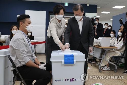 ソウル市長選　文大統領が期日前投票