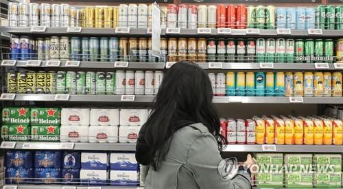 ソウル市内の大型スーパー。輸入ビールが並んでいる（資料写真）＝（聯合ニュース）