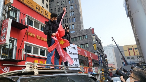 五輪判定に激怒　市民団体が中国大使館付近集会で国旗破る＝韓国