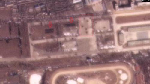 ＶＯＡが２４日に配信した軍事パレード訓練場を撮影した衛星画像。兵力（赤い長方形の中）と車両（赤い矢印）が集結している（ＶＯＡホームページより）＝（聯合ニュース）≪転載・転用禁止≫