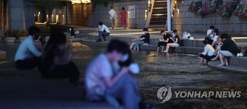 ソウル中心部を流れる清渓川で涼む市民（資料写真）＝（聯合ニュース）