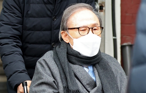 李明博元韓国大統領　入院先で一時釈放も退院日は未定