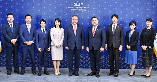 会談前、記念撮影する朴氏（中央）と立憲民主党の議員（外交部提供）＝（聯合ニュース）≪転載・転用禁止≫