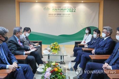 韓国外相「両国関係改善に向け誠意ある呼応を」　日本議員団と面会