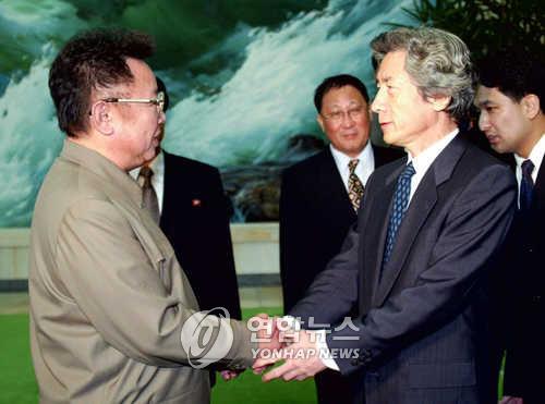 ２００２年９月１７日、北朝鮮の平壌で日朝首脳会談が行われた。北朝鮮の金正日総書記（左）と日本の小泉純一郎首相（資料写真）＝（聯合ニュース）