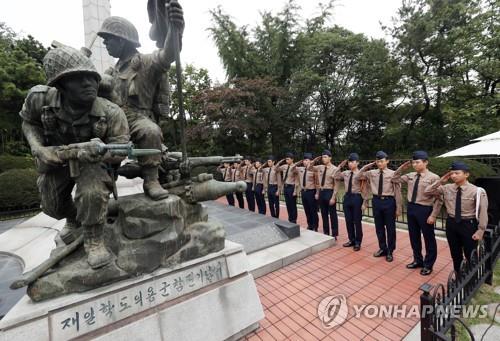 在日学徒義勇軍参戦記念碑に敬礼する韓国の海軍ジュニアＲＯＴＣ（学生軍事教育団）の高校生たち（資料写真）＝（聯合ニュース）