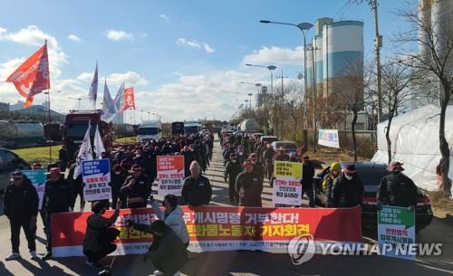 仁川市内にあるセメント工場前で貨物連帯の組合員らが政府の業務開始命令に反発する集会を行っている＝３０日、仁川（聯合ニュース）