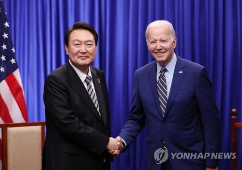 ２０２２年１１月１３日、カンボジア・プノンペンで会談した韓国の尹大統領（左）とバイデン米大統領（聯合ニュース）